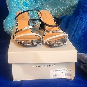 Like New Size 8 Marc Fisher black and cream snake skin shoes